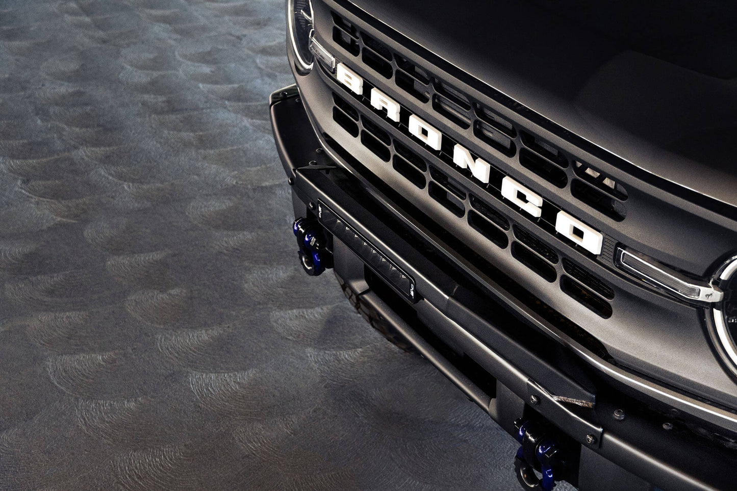 bronco-oem-steel-bumper-bull-bar-with-light.jpg