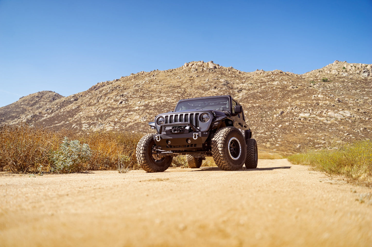 2007-2023-Jeep-Wrangler-Gladiator-FS-25-Stubby-Front-Bumper_Installed_10.jpg