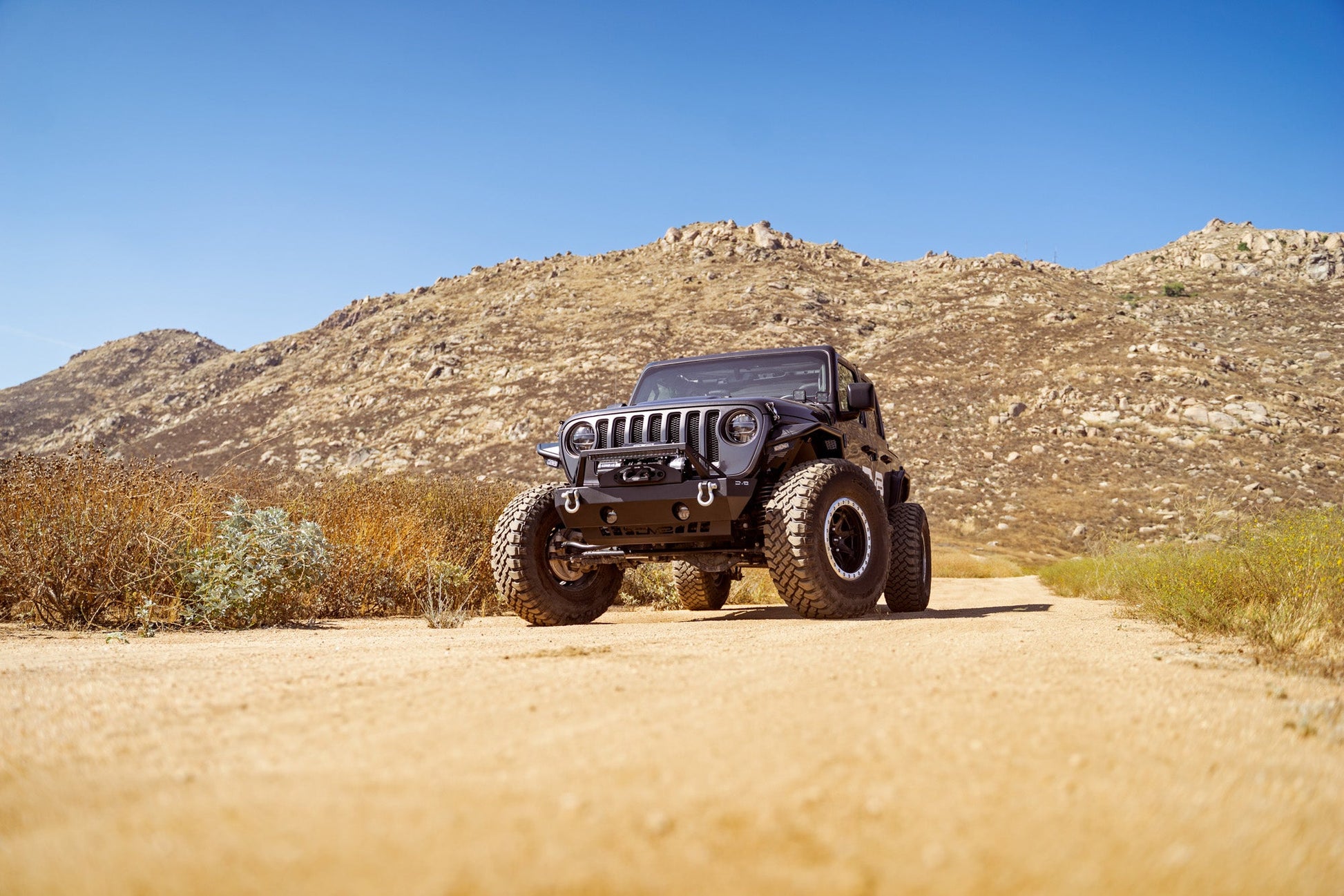2007-2023-Jeep-Wrangler-Gladiator-FS-25-Stubby-Front-Bumper_Installed_10.jpg