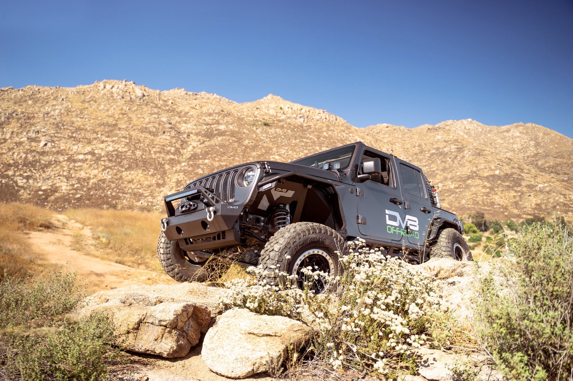 2007-2023-Jeep-Wrangler-Gladiator-FS-25-Stubby-Front-Bumper_Installed_9.jpg