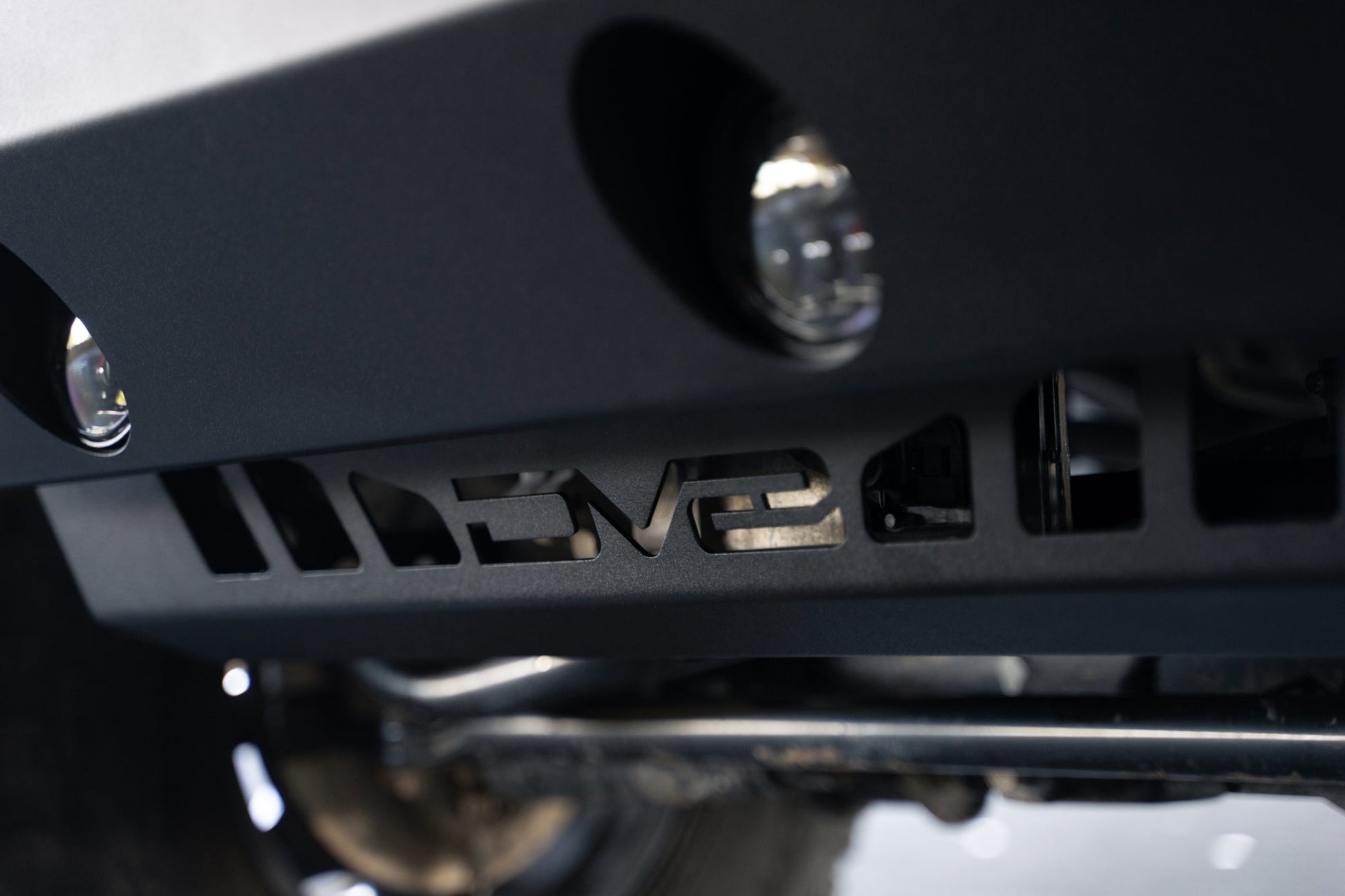 2018-2023-Jeep-JL_JT-Sway-Bar-Disconnect-Skid-Plate_Installed-03.jpg