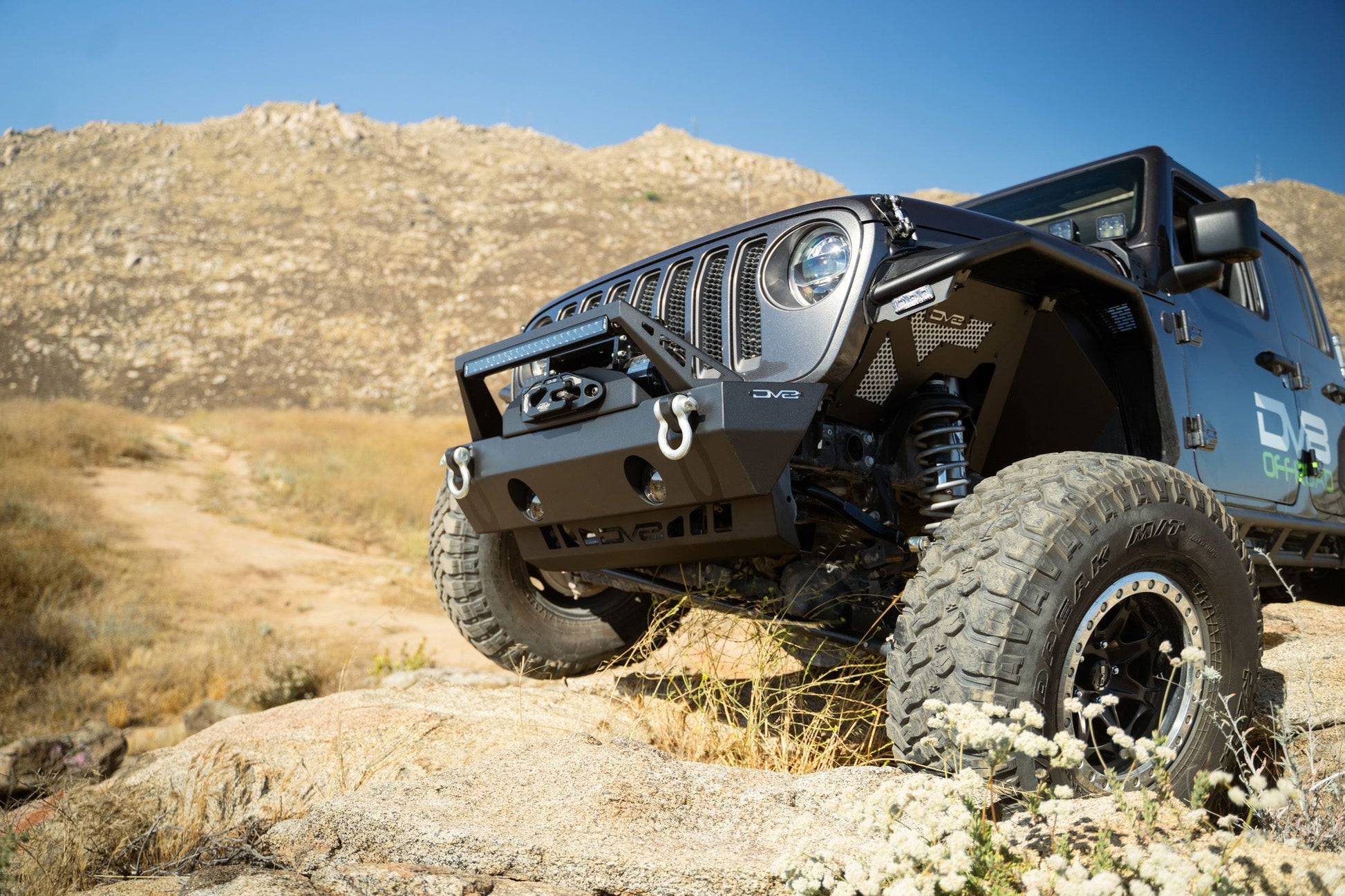 2018-2023-Jeep-JL_JT-Sway-Bar-Disconnect-Skid-Plate_Installed-10.jpg