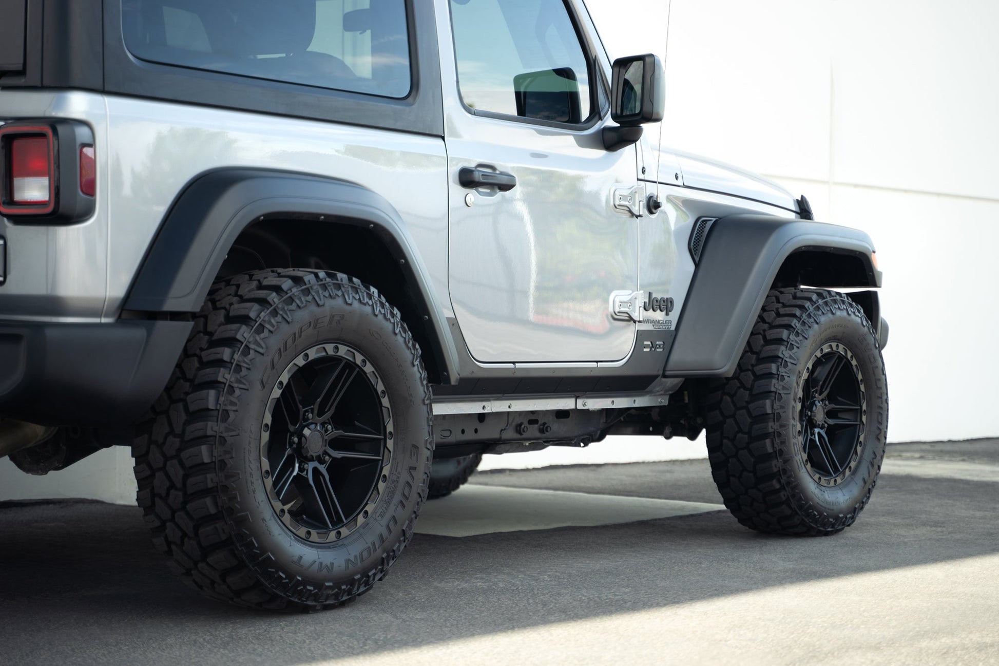 2018-2023-Jeep-Wrangler-JL-2-Door-Rock-Skins_Installed-03.jpg