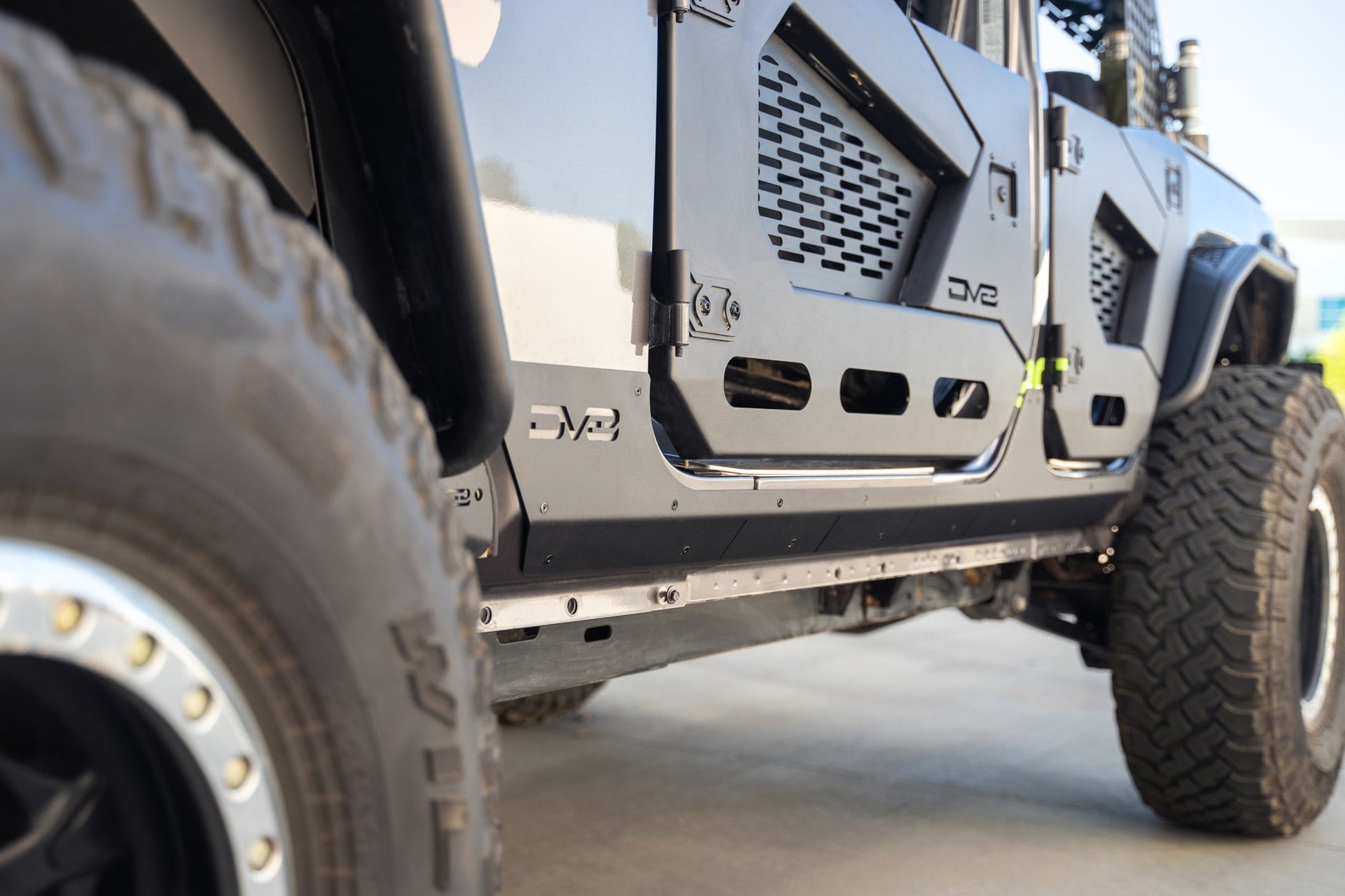 2018-2023-Jeep-Wrangler-JL-4-Door-Rock-Skins_Installed-02.jpg