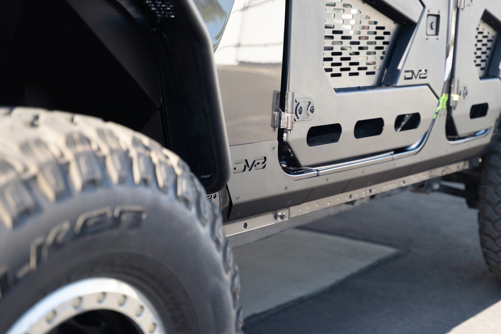 2018-2023-Jeep-Wrangler-JL-4-Door-Rock-Skins_Installed-04.jpg