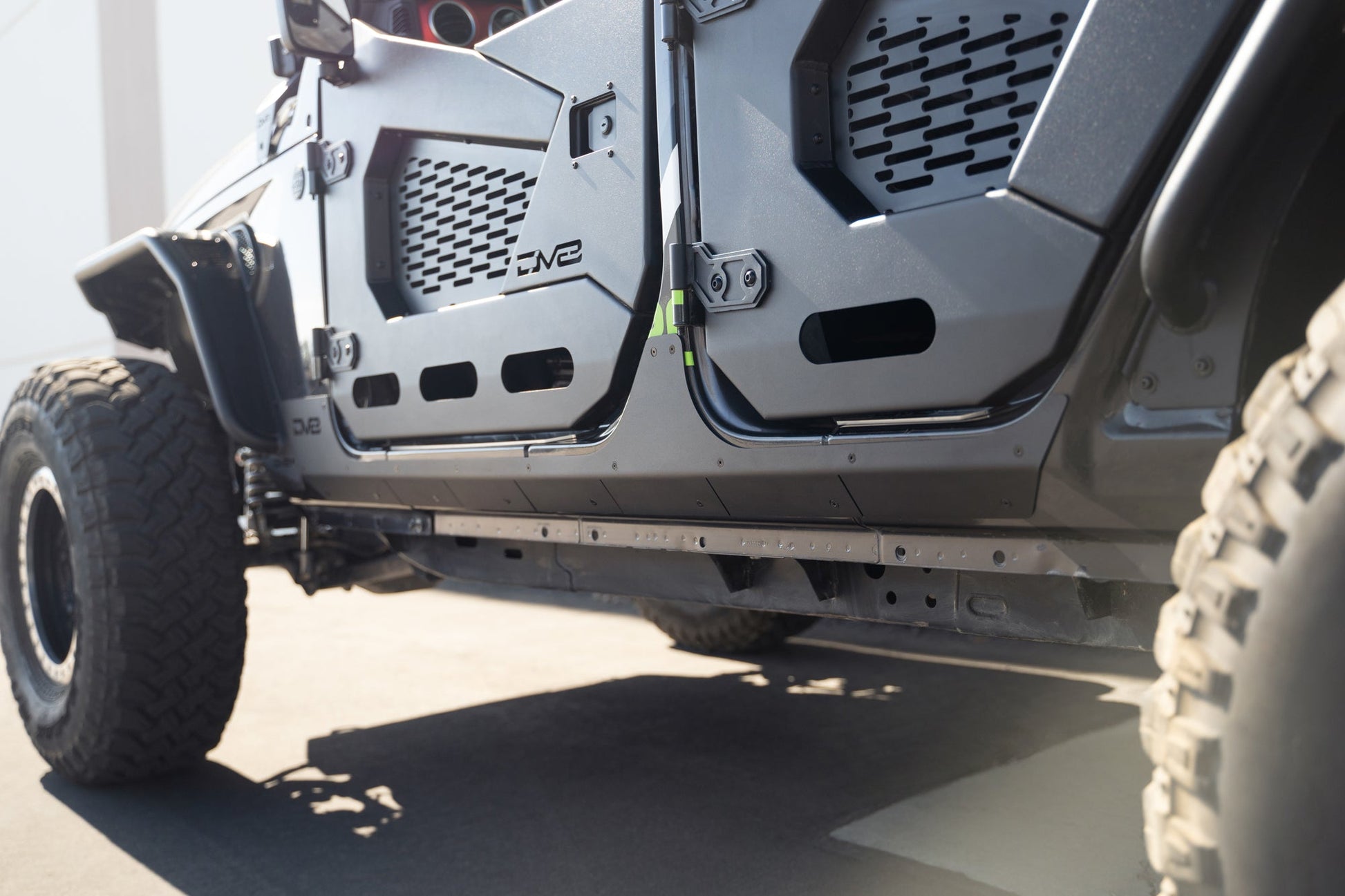 2018-2023-Jeep-Wrangler-JL-4-Door-Rock-Skins_Installed-07.jpg