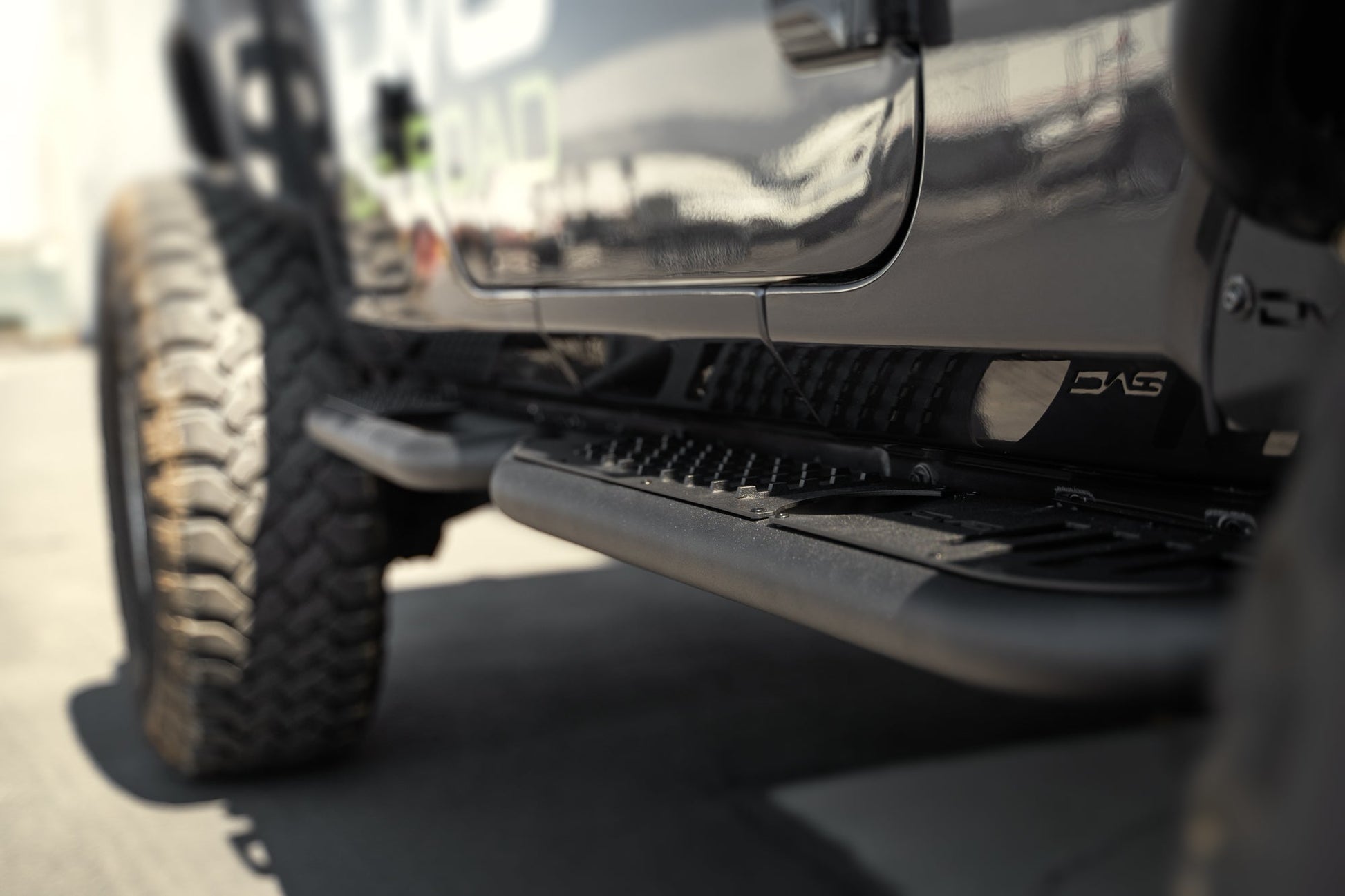 2018-2023-Jeep-Wrangler-JL-OE-Plus-4-Door-Side-Steps_installed_5.jpg