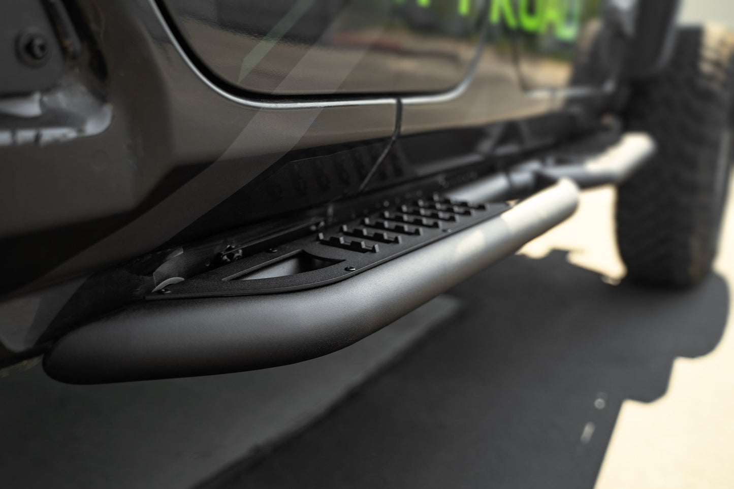 2018-2023-Jeep-Wrangler-JL-OE-Plus-4-Door-Side-Steps_installed_6.jpg