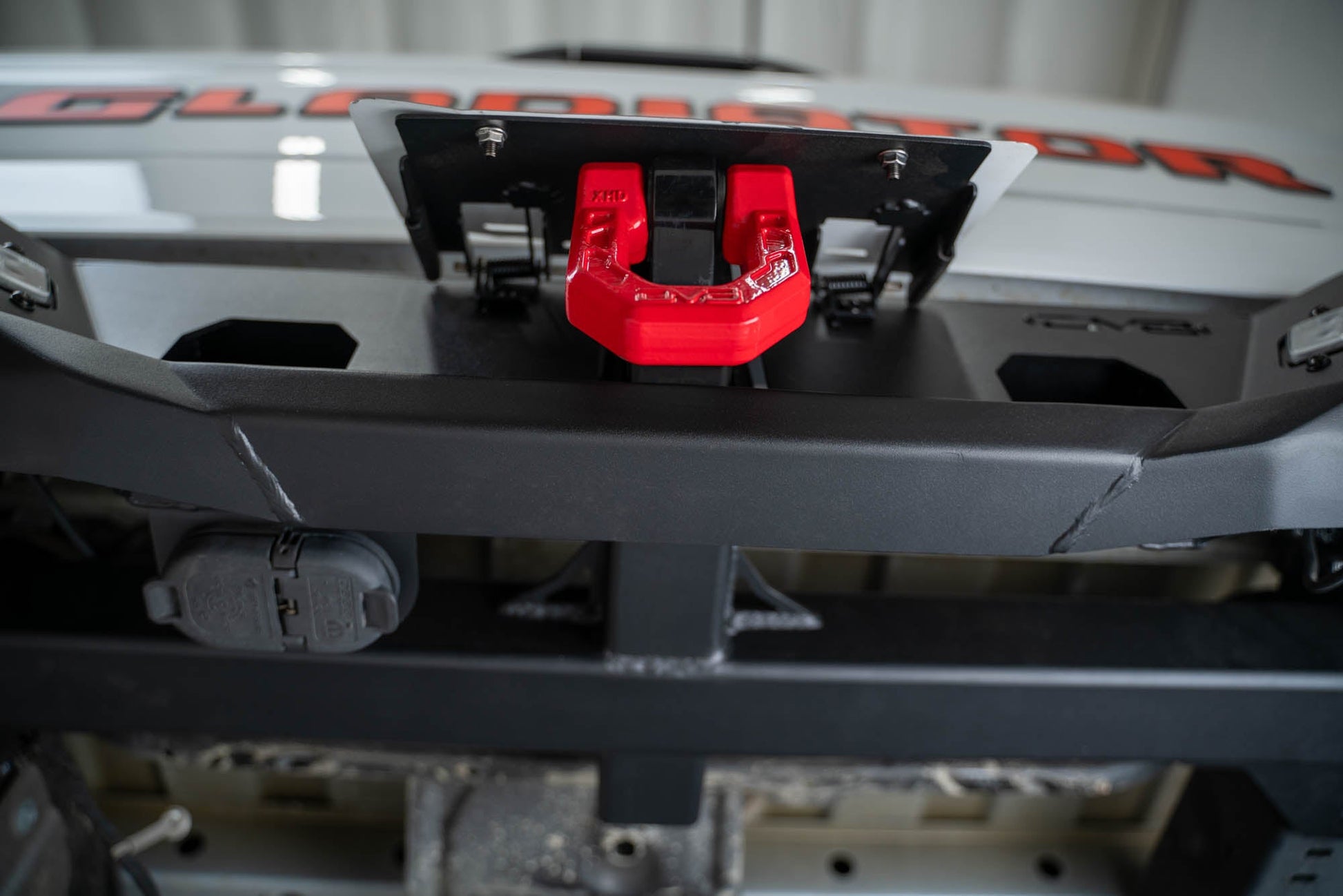 2020-2023-Jeep-Gladiator-JT-MTO-Series-Accessory-Hitch_Installed-03.jpg