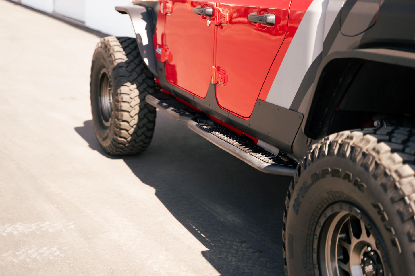 2020-2023-Jeep-Gladiator-JT-OE-Plus-Side-Steps_Installed-2.jpg