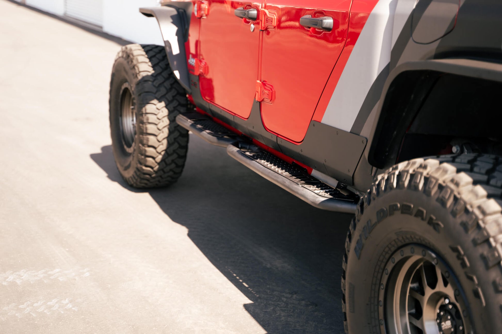 2020-2023-Jeep-Gladiator-JT-OE-Plus-Side-Steps_Installed-2.jpg