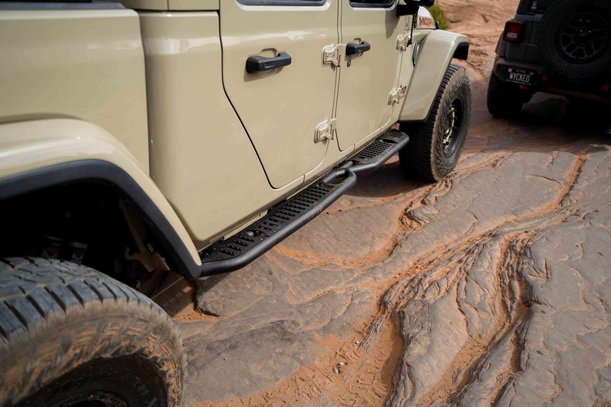 2020-2024-Jeep-Gladiator-JT-OE-Plus-Side-Steps-Off-Road-1.jpg