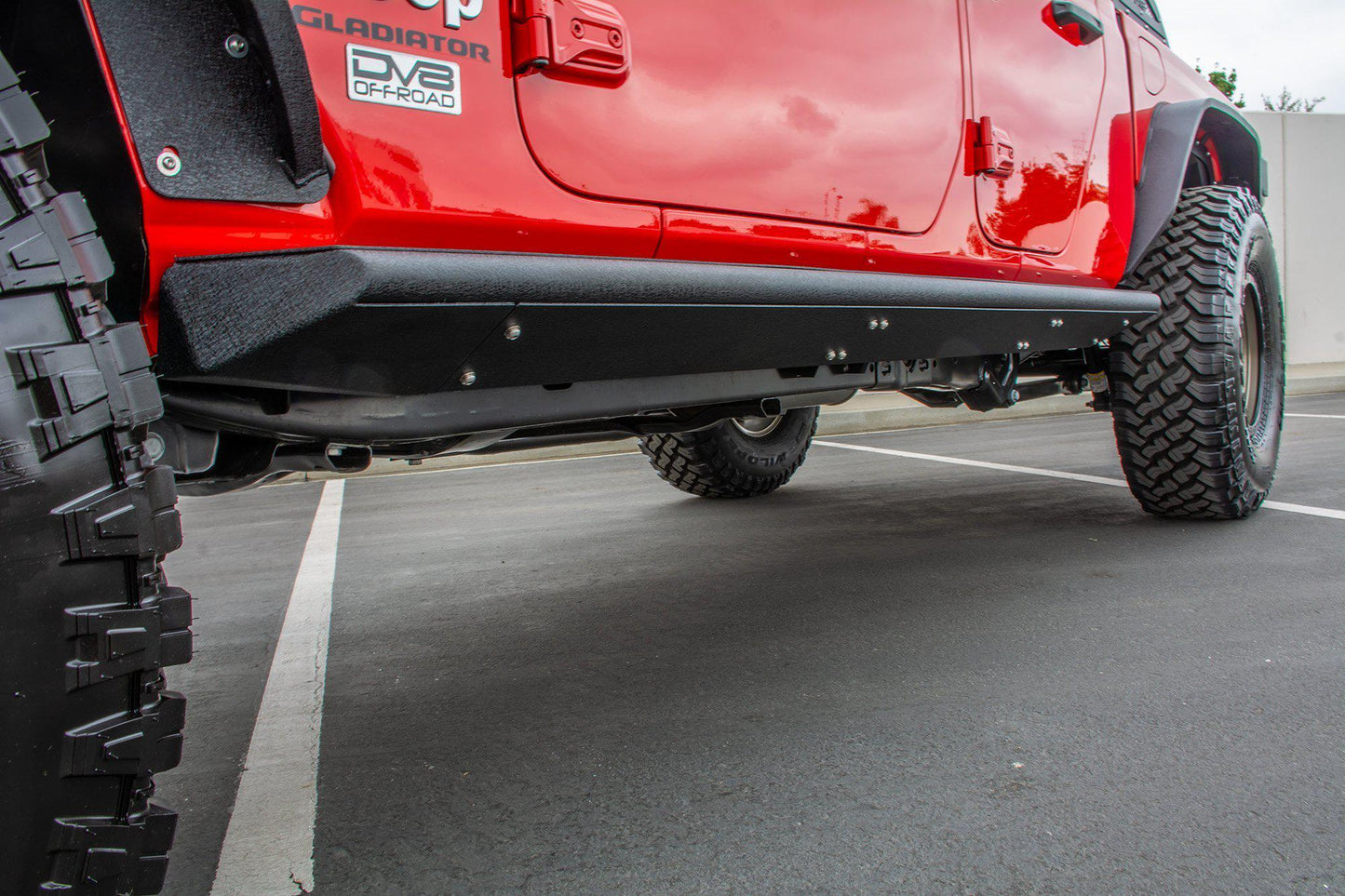 2020-21-jeep-gladiator-jt-rock-sliders-with-step-dv8-offroad-srgl-02-2.jpg