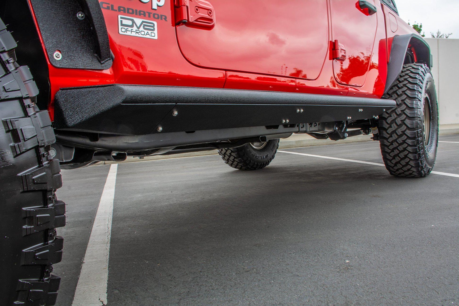 2020-21-jeep-gladiator-jt-rock-sliders-with-step-dv8-offroad-srgl-02-2.jpg