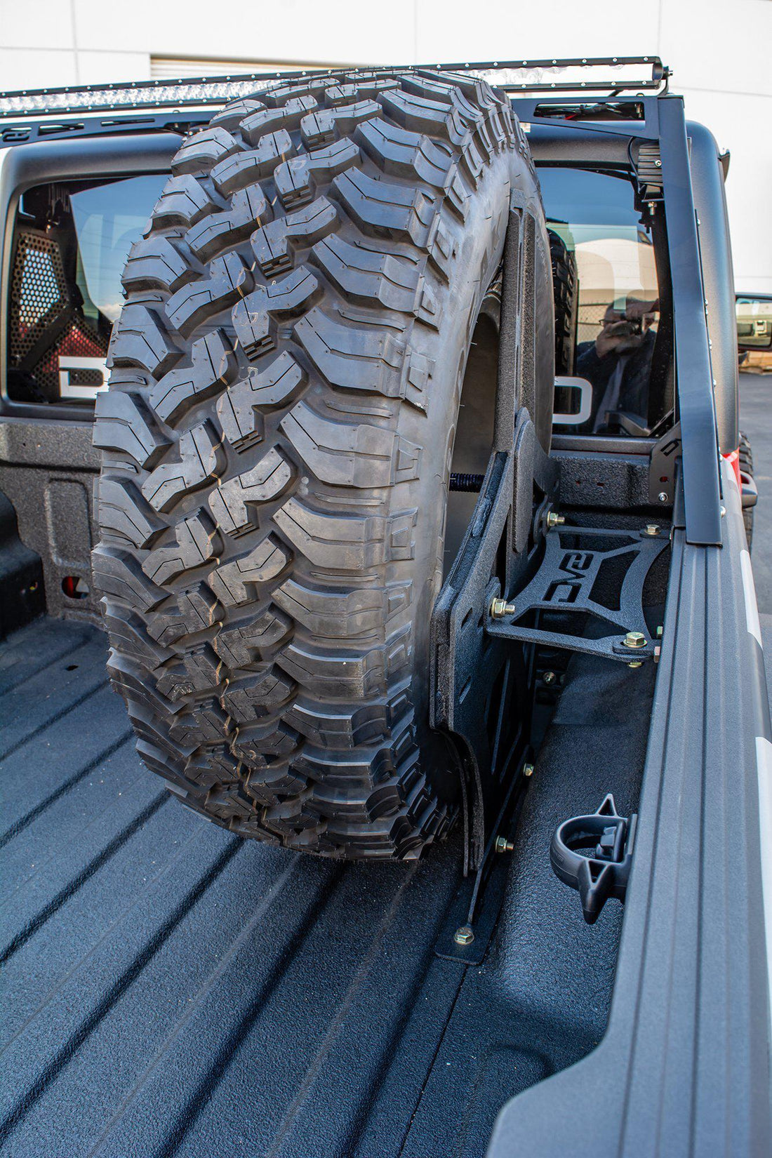 2020-21-jeep-gladiator-jt-stand-up-spare-tire-mount-dv8-offroad-tcgl-02-7.jpg