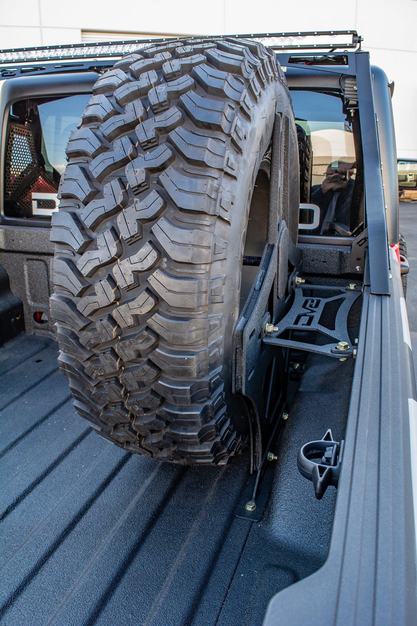 2020-21-jeep-gladiator-jt-stand-up-spare-tire-mount-dv8-offroad-tcgl-02-7.jpg