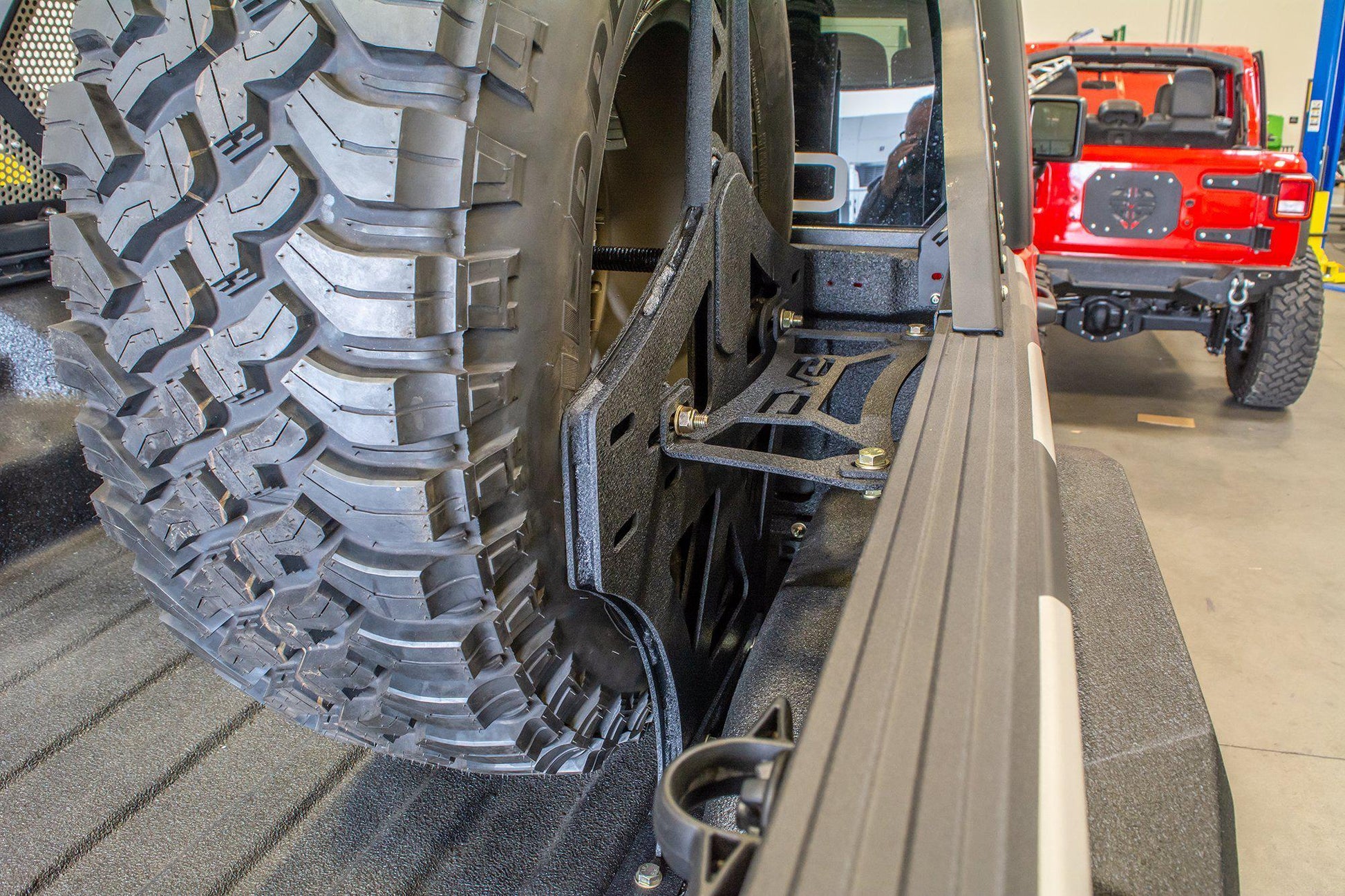 2020-21-jeep-gladiator-jt-stand-up-spare-tire-mount-dv8-offroad-tcgl-02-8.jpg