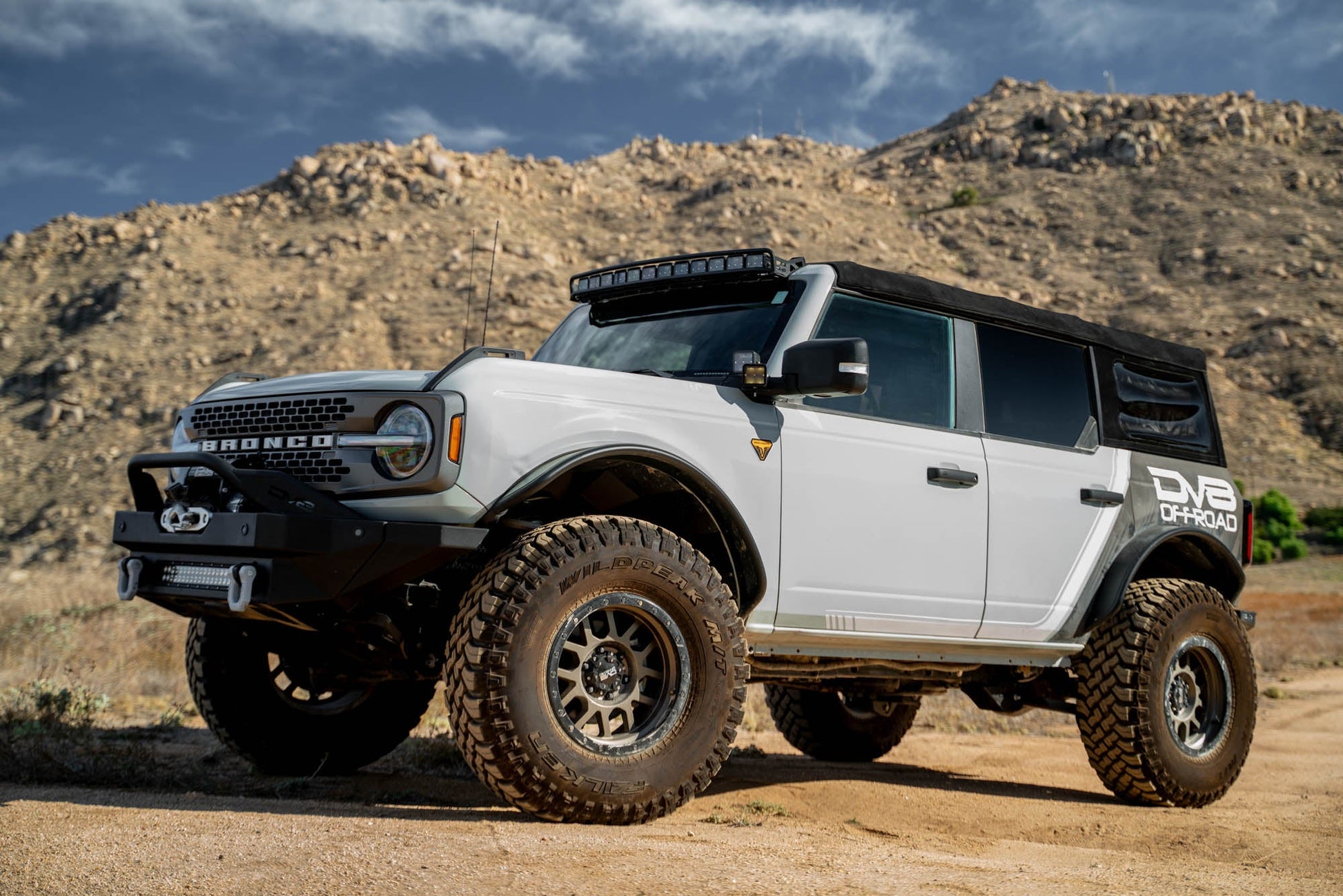 2021-2023-Ford-Bronco-A-Pillar-Dual-Light-Pod-Drop-Mounts_installed-02.jpg