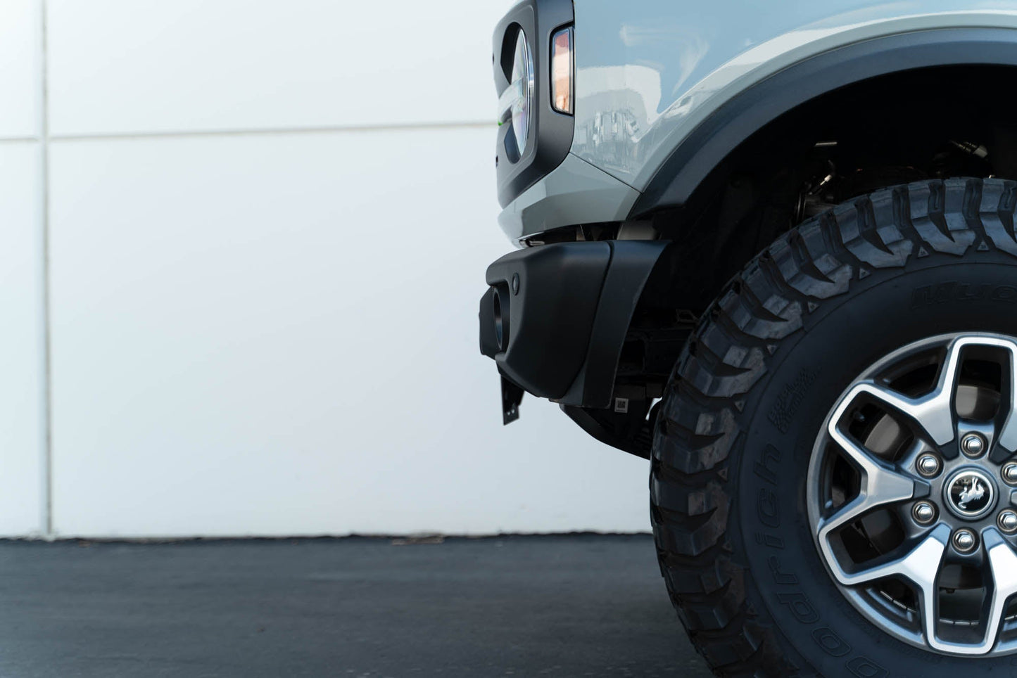 2021-2023-Ford-Bronco-Capable-Bumper-Front-License-Plate-Mount_Installed-08.jpg