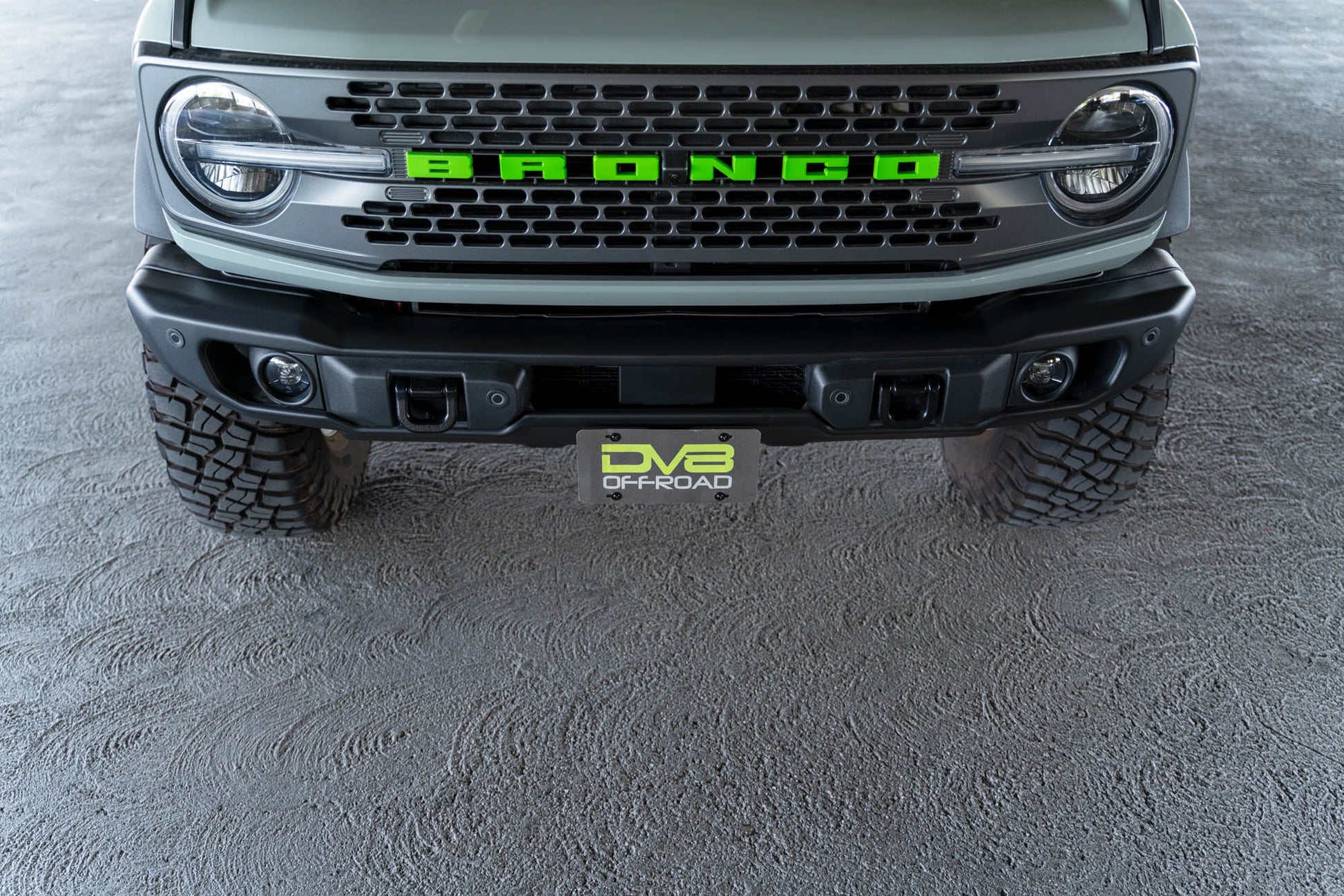 2021-2023-Ford-Bronco-Capable-Bumper-Front-License-Plate-Mount_Installed-09.jpg