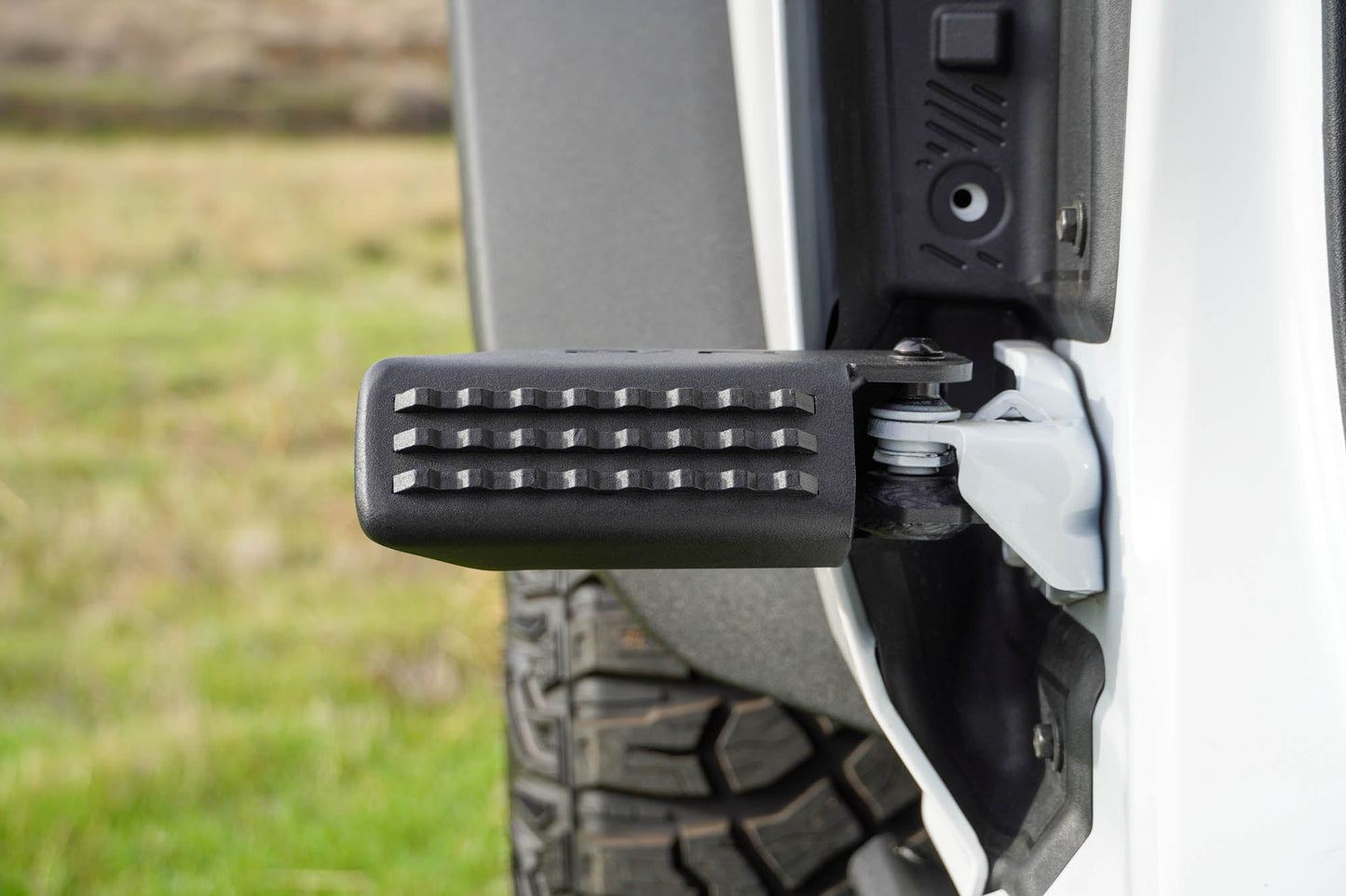 2021-2023-Ford-Bronco-Foot-Pegs-Installed-02.jpg