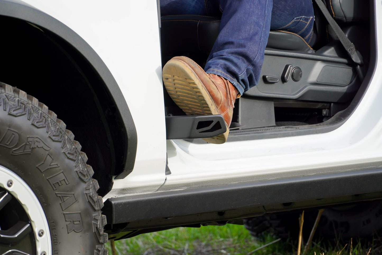 2021-2023-Ford-Bronco-Foot-Pegs-Installed-06.jpg
