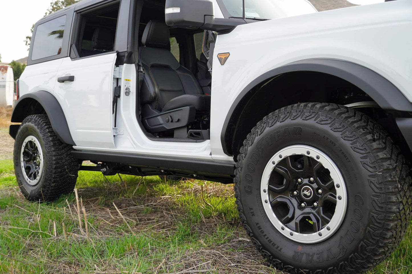 2021-2023-Ford-Bronco-Foot-Pegs-Installed-08.jpg