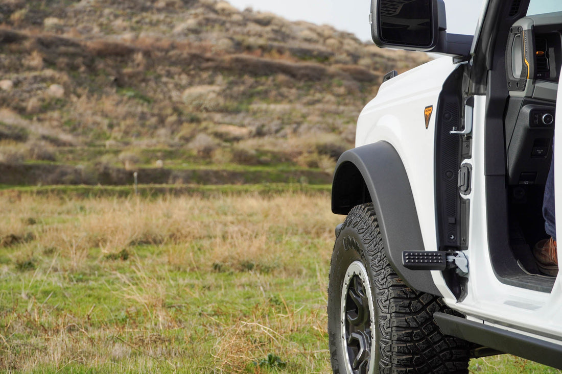 2021-2023-Ford-Bronco-Foot-Pegs-Installed-09.jpg