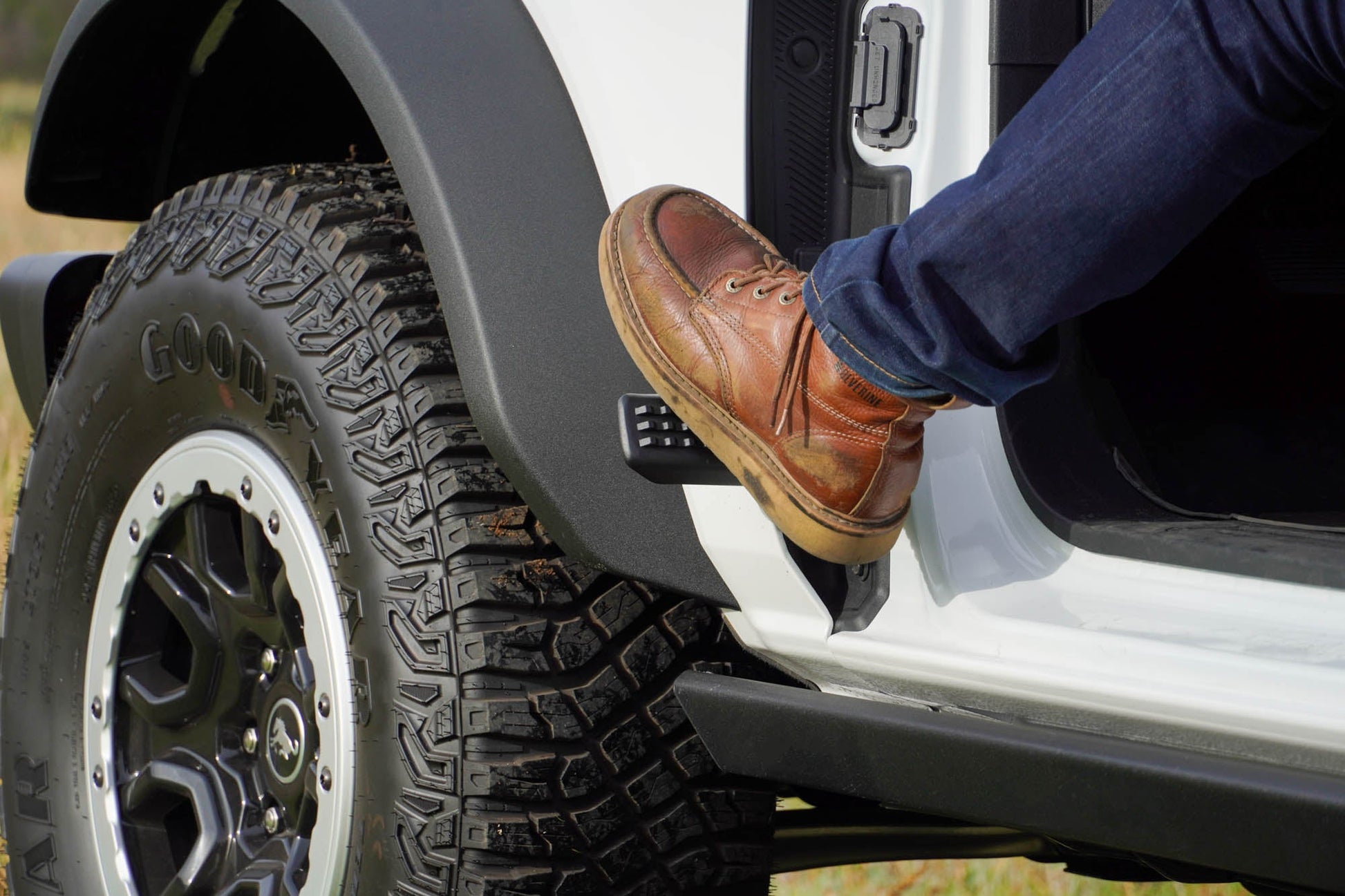 2021-2023-Ford-Bronco-Foot-Pegs-Installed-10.jpg