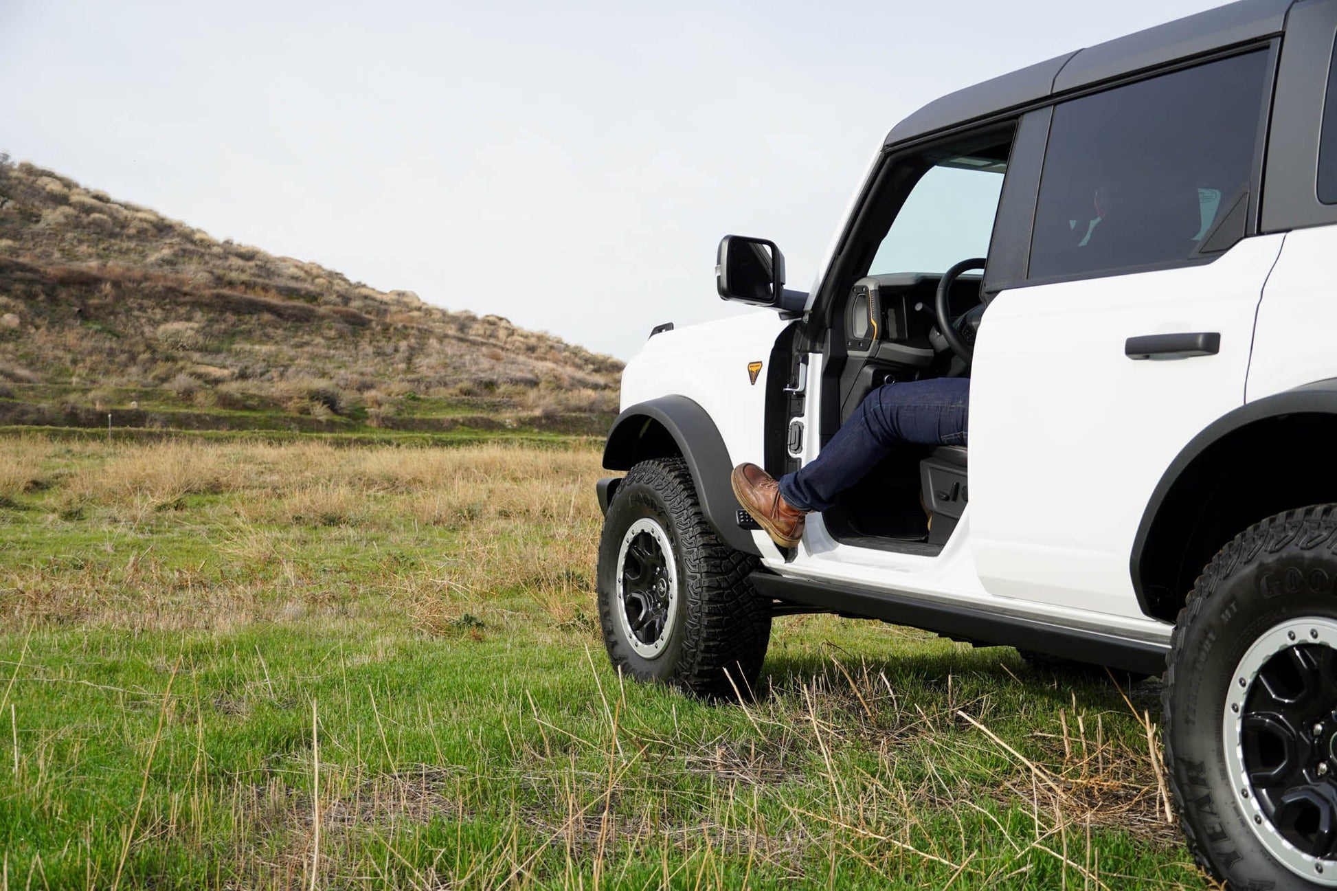 2021-2023-Ford-Bronco-Foot-Pegs-Installed-11.jpg