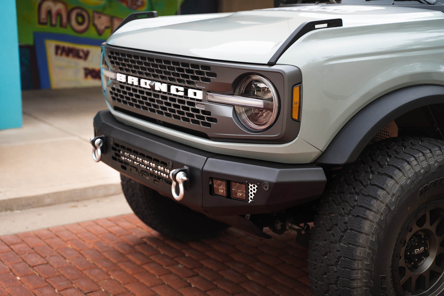 2021-bronco-front-bumper_fcf310bc-0608-4ae1-a88f-0626d355cccf.jpg