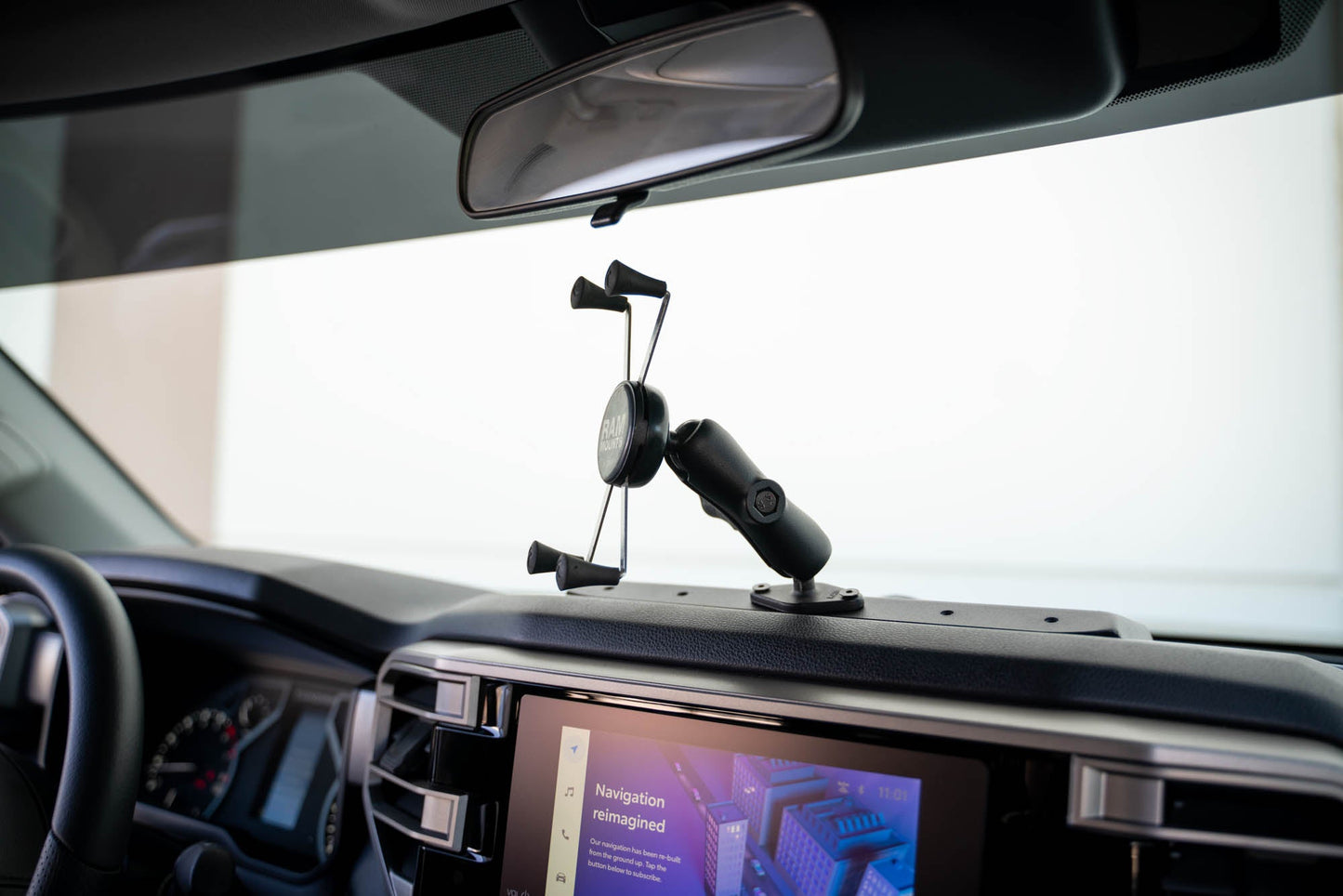 2022-2023-Toyota-Tundra-Digital-Device-Dash-Mount_Installed-03.jpg
