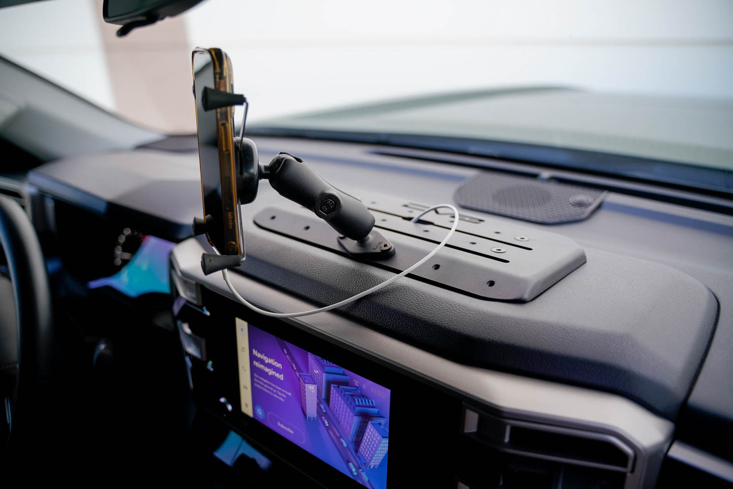 2022-2023-Toyota-Tundra-Digital-Device-Dash-Mount_Installed-04.jpg