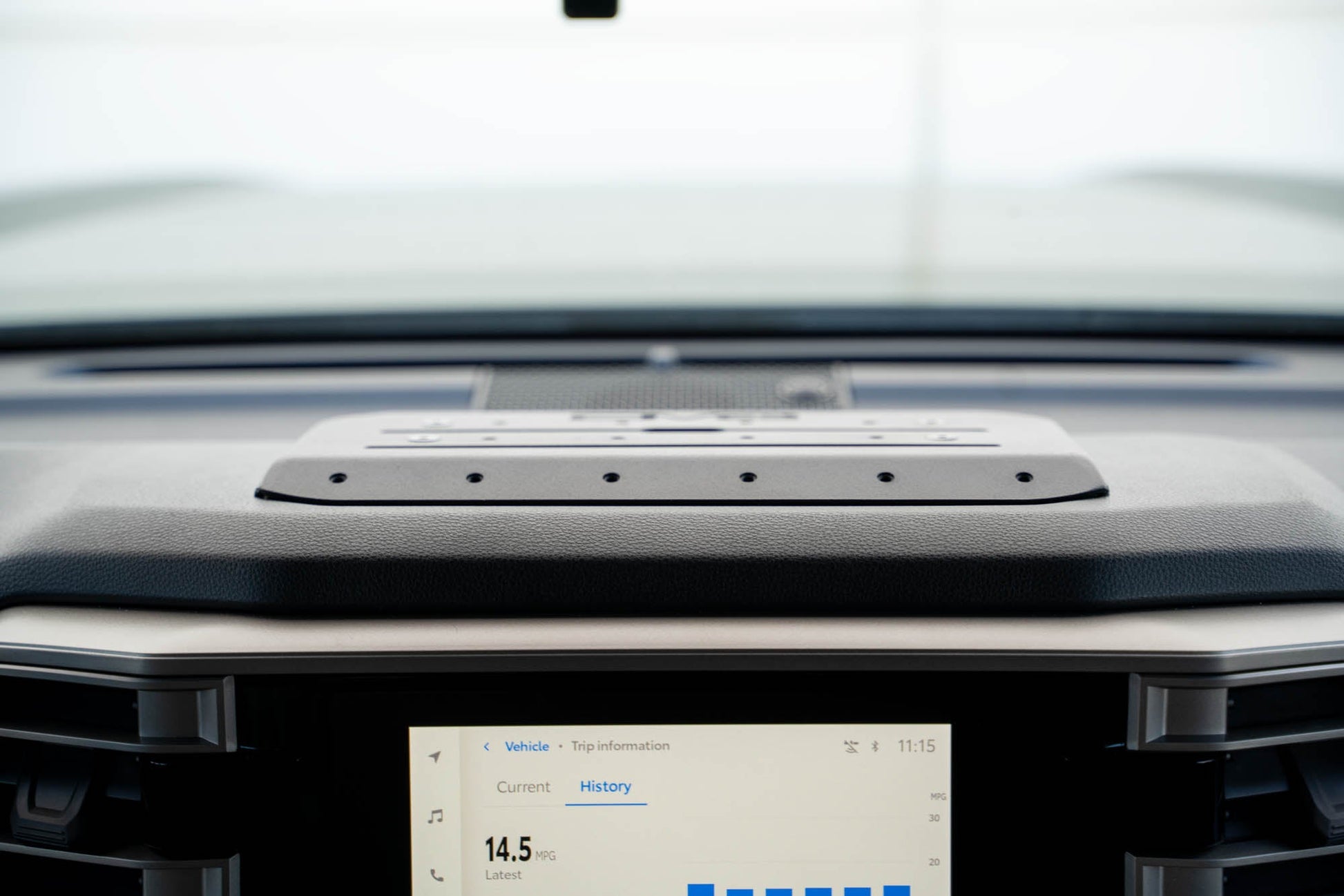 2022-2023-Toyota-Tundra-Digital-Device-Dash-Mount_Installed-10.jpg