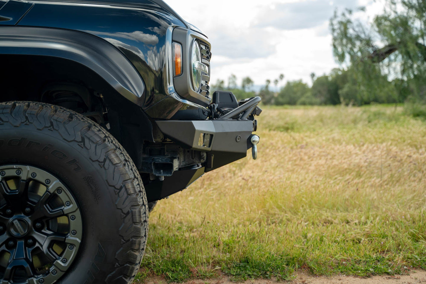 2022-2024-Bronco-Raptor-Spec-Series-Front-Bumper-Installed-04.jpg