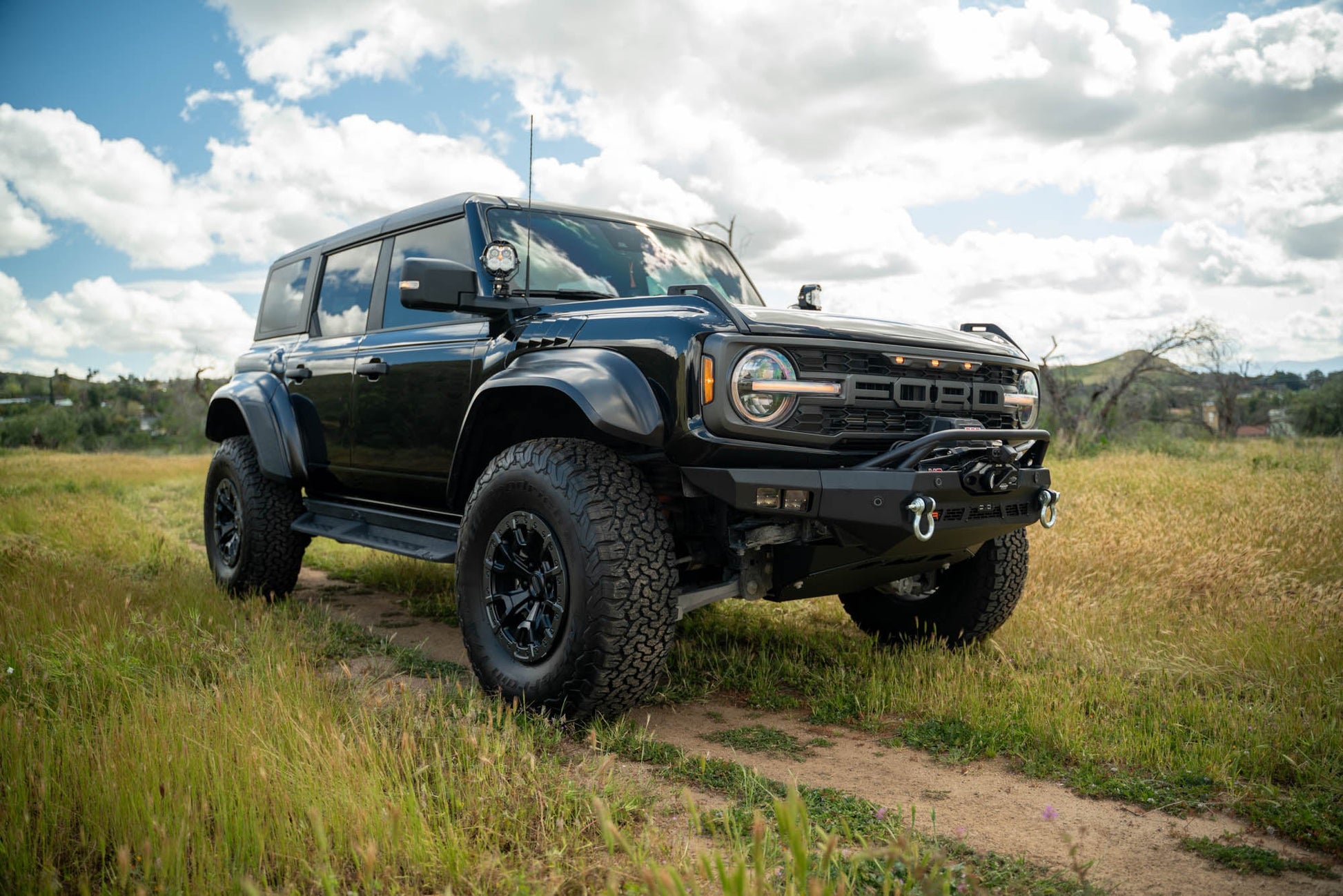 2022-2024-Bronco-Raptor-Spec-Series-Front-Bumper-Installed-07.jpg
