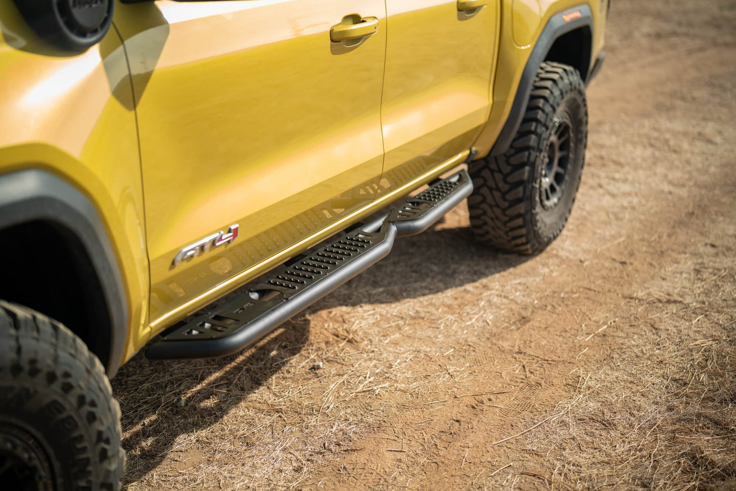 2023-2024-Chevy-Colorado-_-GMC-Canyon-OE-Plus-Side-Steps-Installed-1.jpg