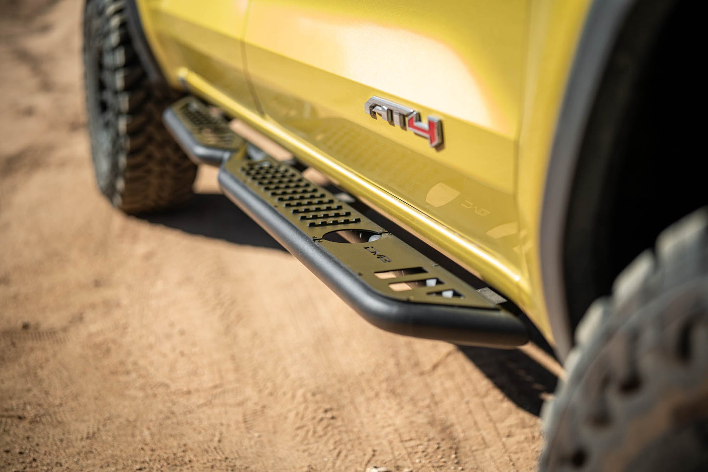2023-2024-Chevy-Colorado-_-GMC-Canyon-OE-Plus-Side-Steps-Installed-3.jpg