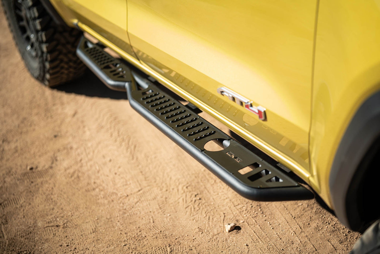 2023-2024-Chevy-Colorado-_-GMC-Canyon-OE-Plus-Side-Steps-Installed-4.jpg