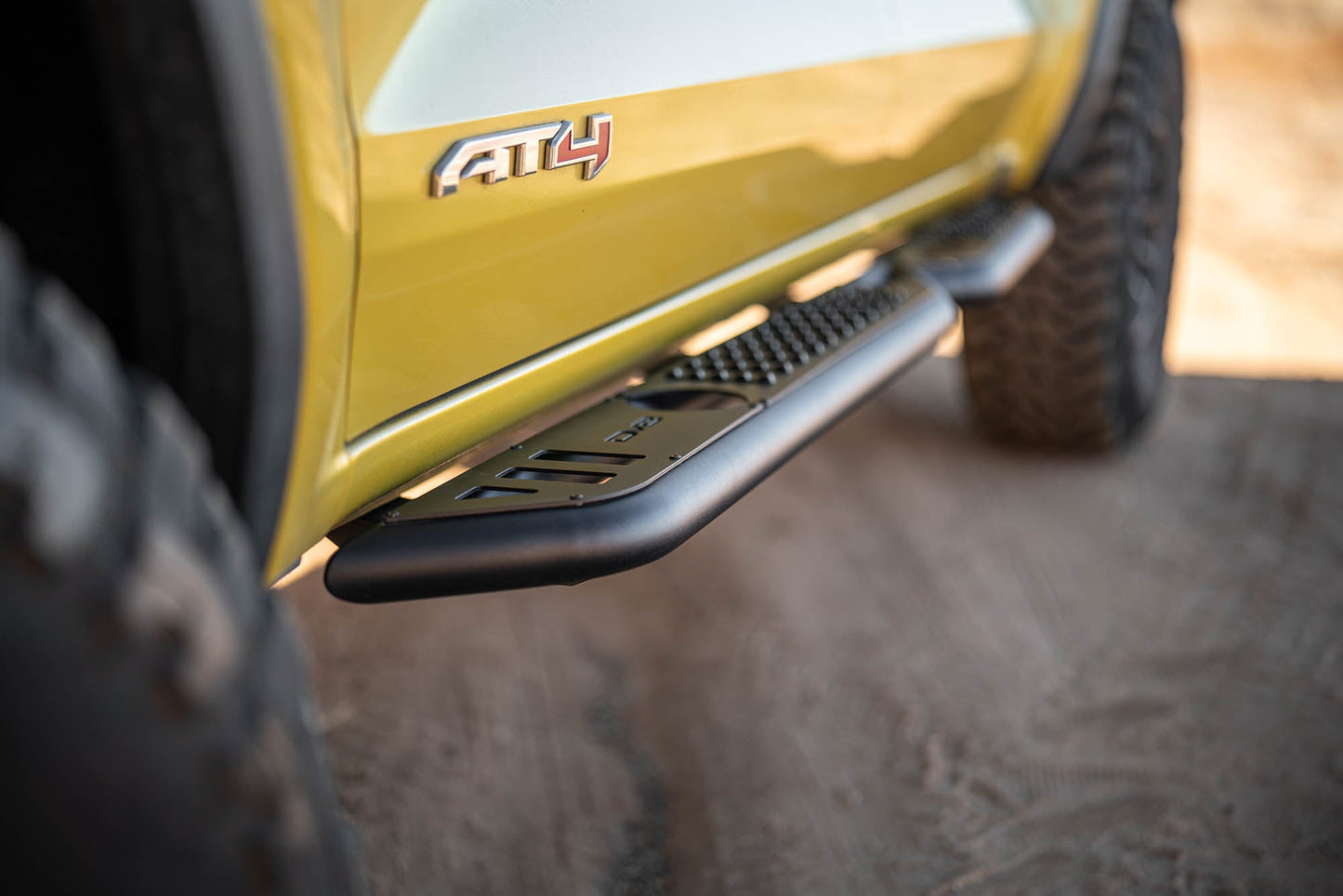 2023-2024-Chevy-Colorado-_-GMC-Canyon-OE-Plus-Side-Steps-Installed-5.jpg