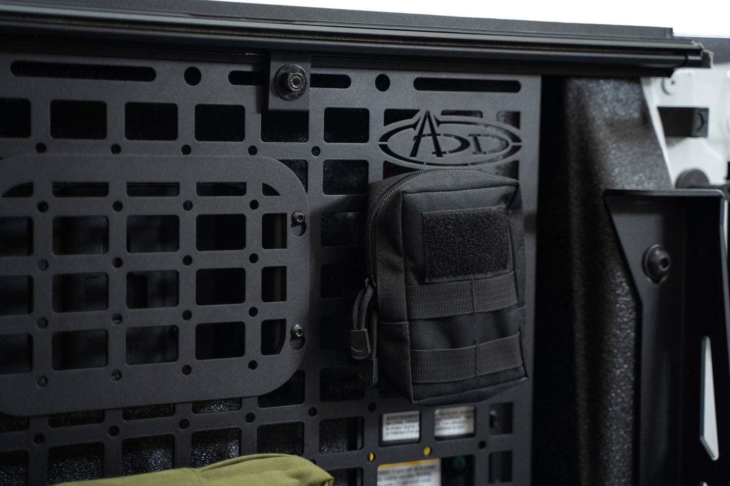 2023-Ford-F-250-350-Super-Duty-Bed-Side-Molle-Panel-Passenger_Installed_06.jpg