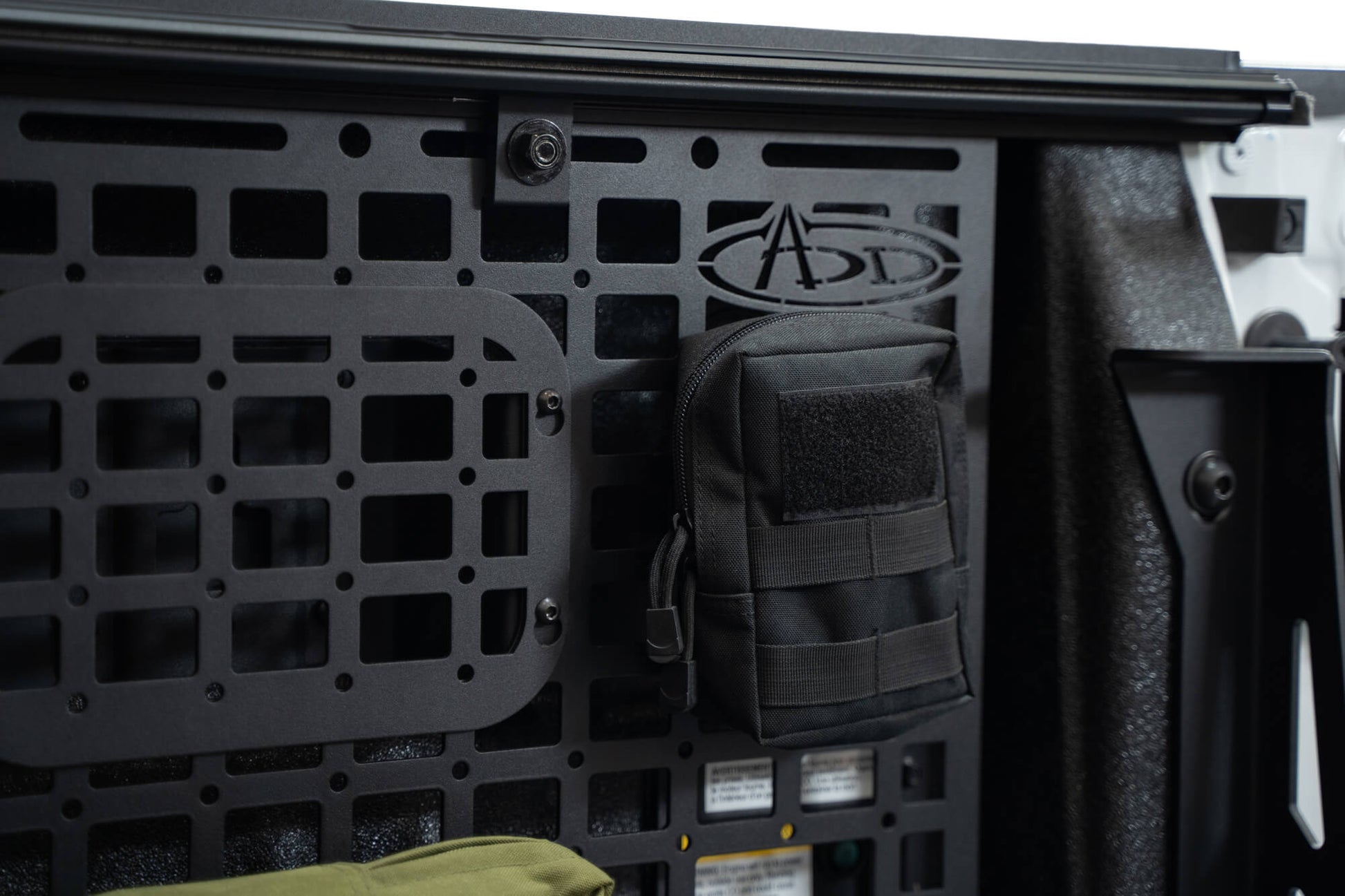 2023-Ford-F-250-350-Super-Duty-Bed-Side-Molle-Panel-Passenger_Installed_06.jpg