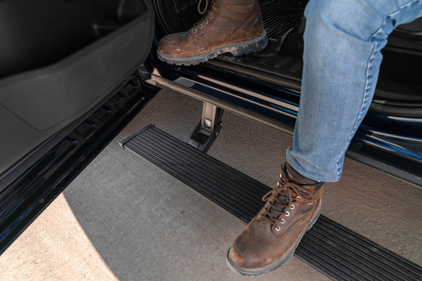 AMPamp-powerstep-2021-ford-f150-blue-construction-lifestyle-02.jpg; AMPamp-powerstep-2022-chevrolet-silverado-2500-white-studio-05.jpg