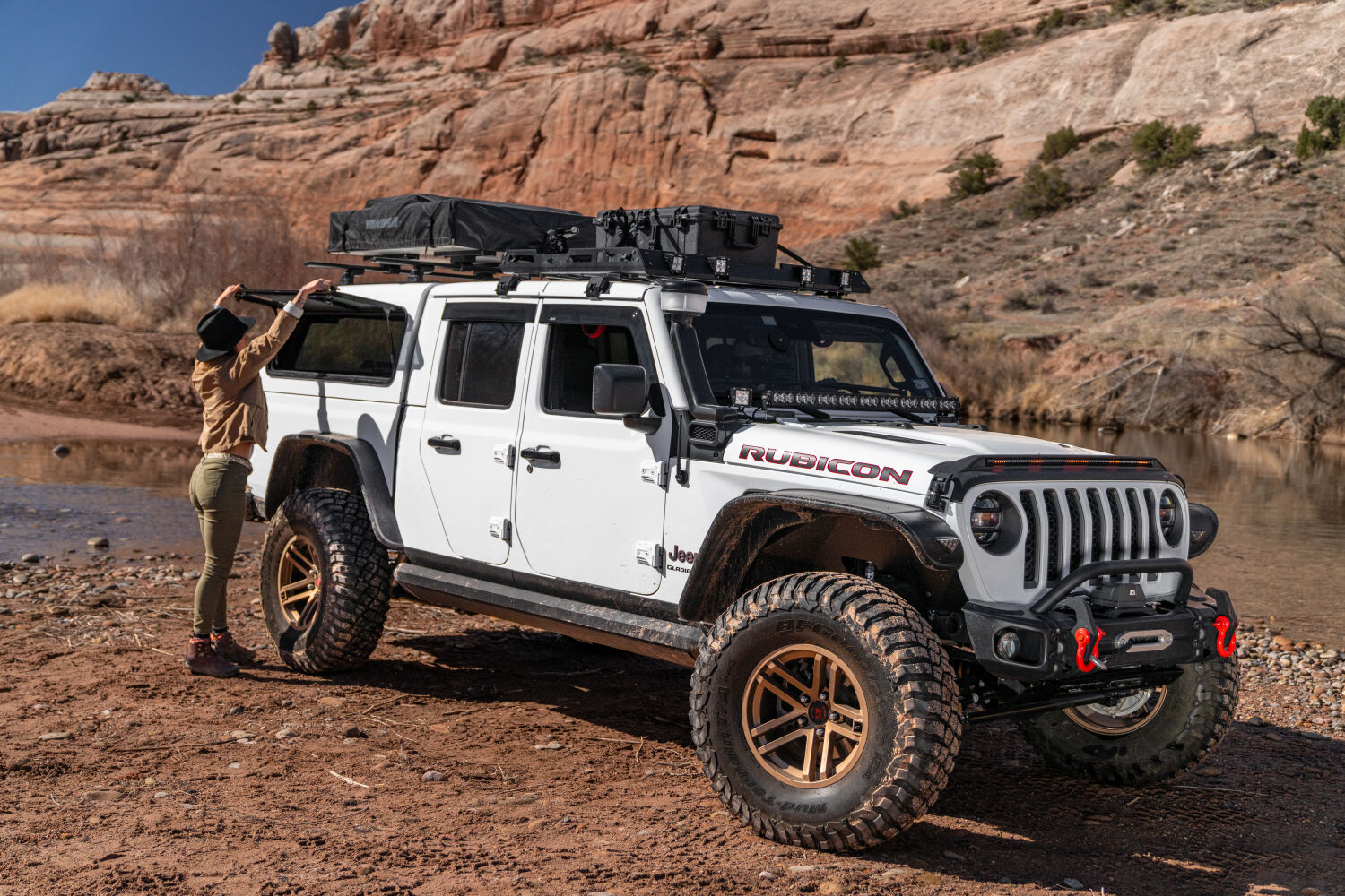 AMPamp-powerstep-xl-2020-jeep-gladiator-white-sand-dunes-lifestyle-02.jpg