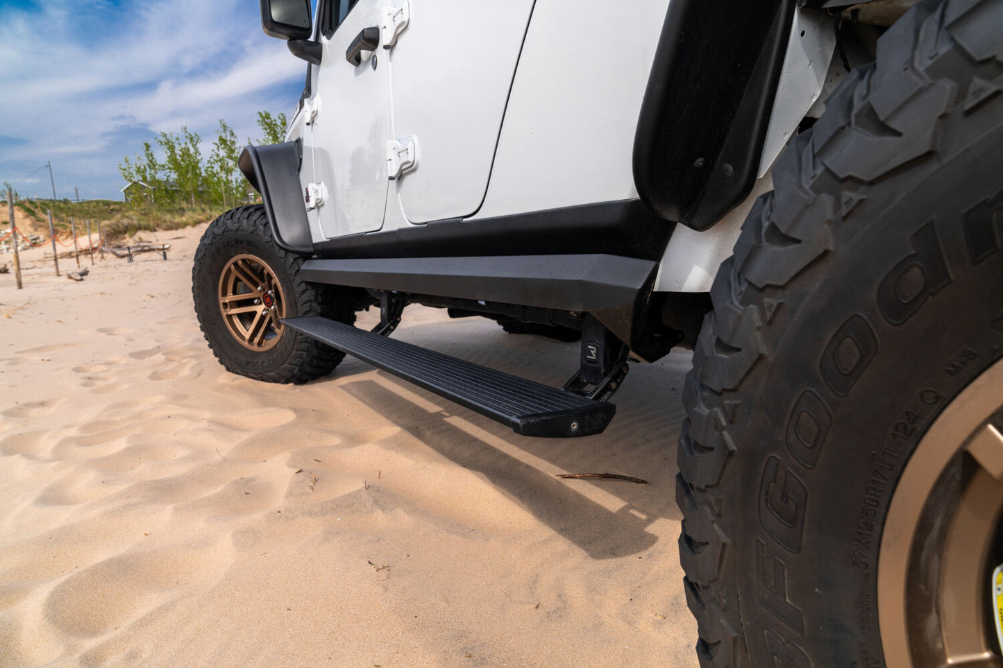 AMPamp-powerstep-xl-2020-jeep-gladiator-white-sand-dunes-lifestyle-02.jpg