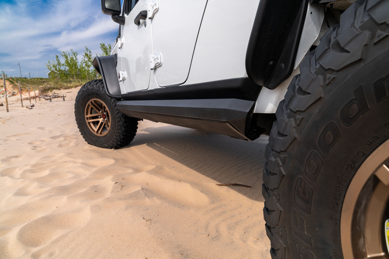 AMPamp-powerstep-xl-2020-jeep-gladiator-white-sand-dunes-lifestyle-03.jpg