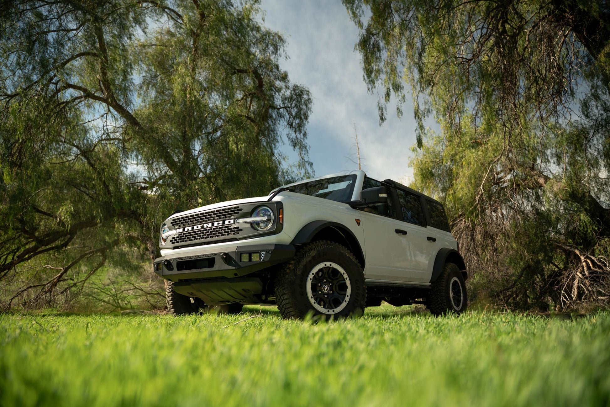 Ford-Bronco-OE-Plus-Series-Front-Bumper-V2-ACC-Installed-1.jpg