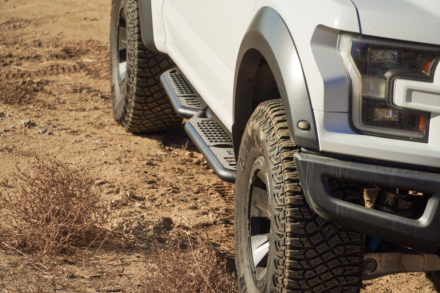 Ford-F-150-Crew-Cab-OE-Plus-Side-Steps-Installed-11.jpg