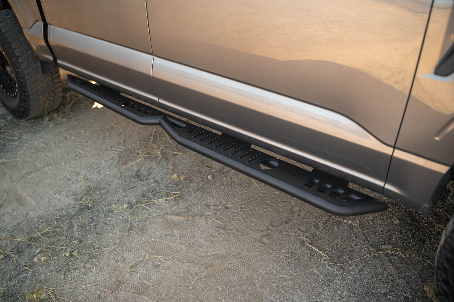 Ford-F-150-Crew-Cab-OE-Plus-Side-Steps-Installed-4.jpg