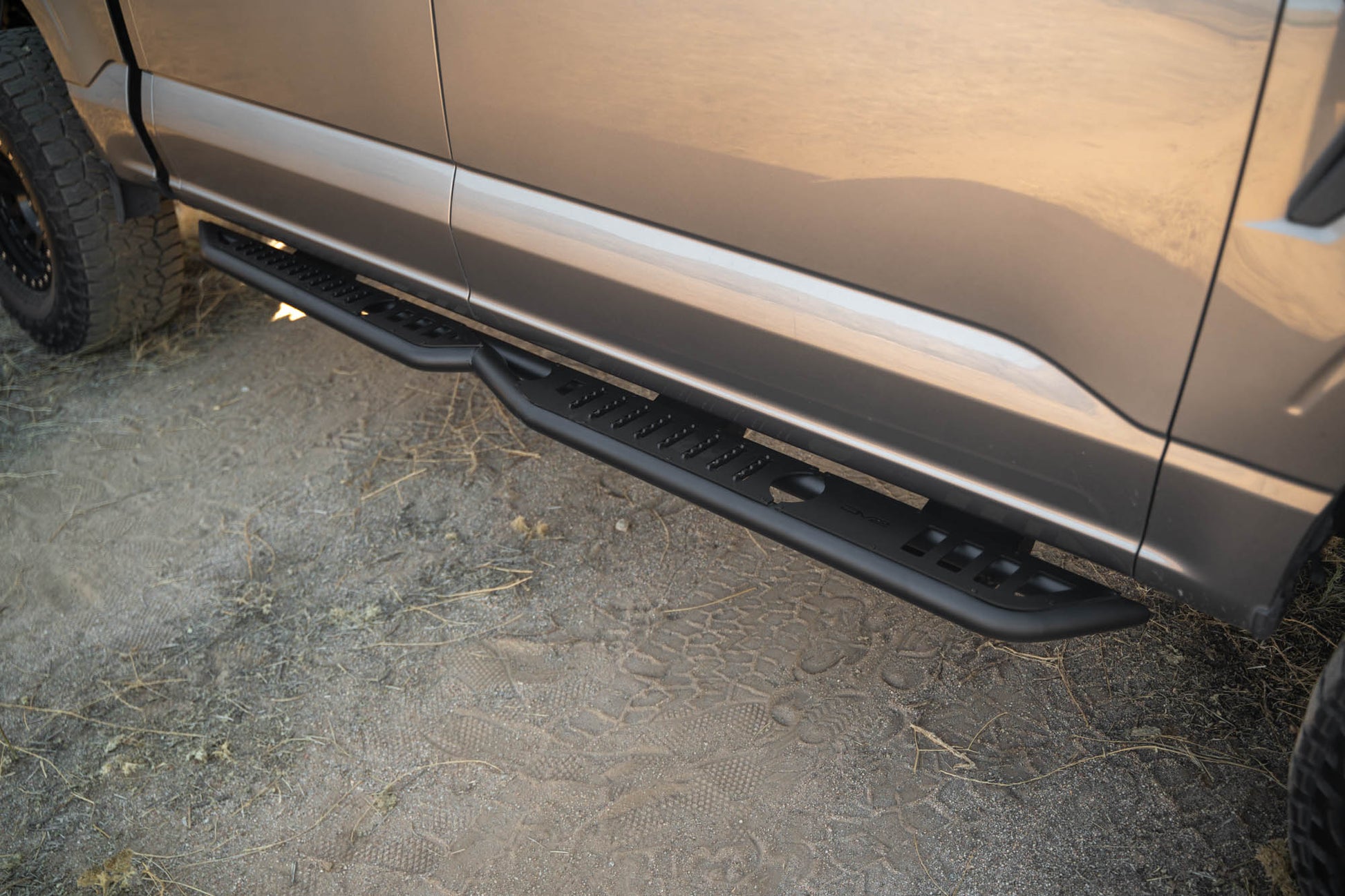 Ford-F-150-Crew-Cab-OE-Plus-Side-Steps-Installed-4.jpg
